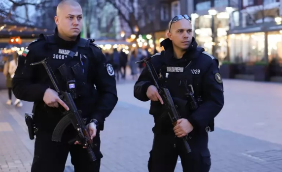 МВР извади полицаи с дълго оръжие по улиците в страната заради атентата в Москва