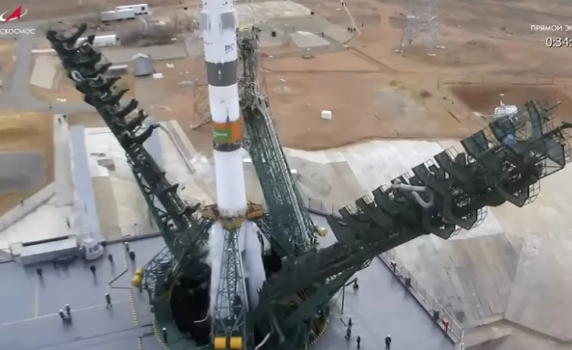 Руска ракета "Союз" с трима астронавти на борда беше изстреляна към Международната космическа станция (видео)