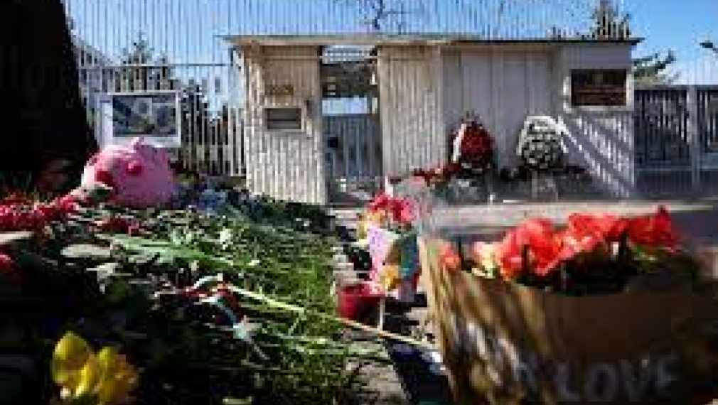 Българи оставят цветя пред руското посолство в памет на жертвите на атентата (видео)