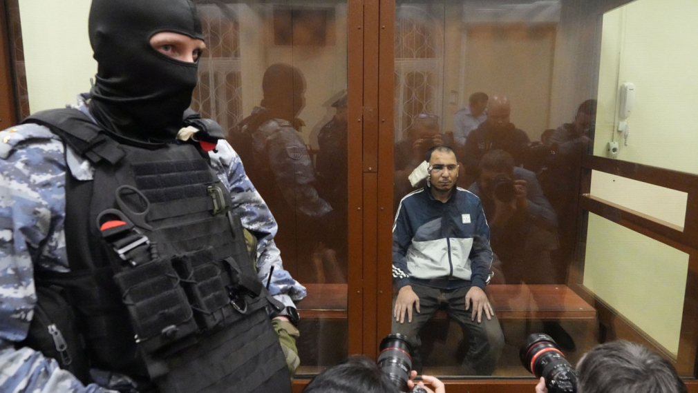 Снимка: Двама от обвинените за атентата в Москва се признаха за виновни. Един от тях бе докаран на носилка с катетър