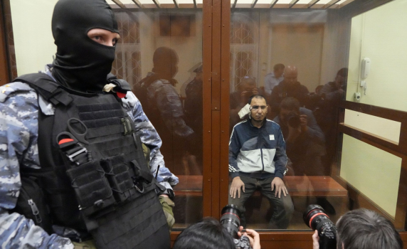 Двама от обвинените за атентата в Москва се признаха за виновни. Един от тях бе докаран на носилка с катетър