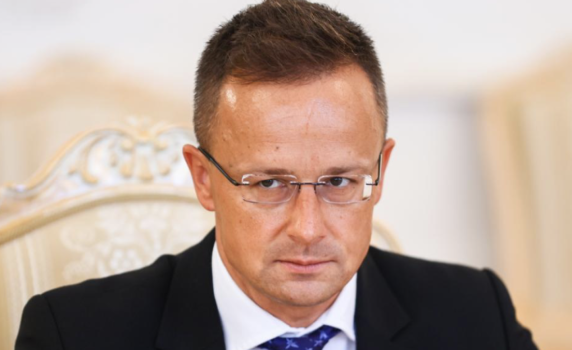 Унгарският външен министър пристигна в Сочи, ще участва в енергийния форум "Атомекспо"