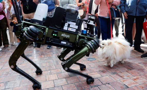 Куче-робот ще патрулира по улиците в испански град (видео)