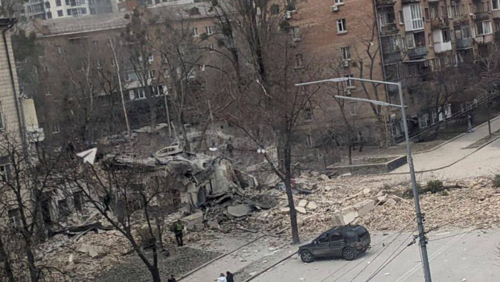 Снимка: Дни след атентата край Москва, Русия изстреля хиперзвукови ракети Циркон по сгради на украинското разузнаване в Киев