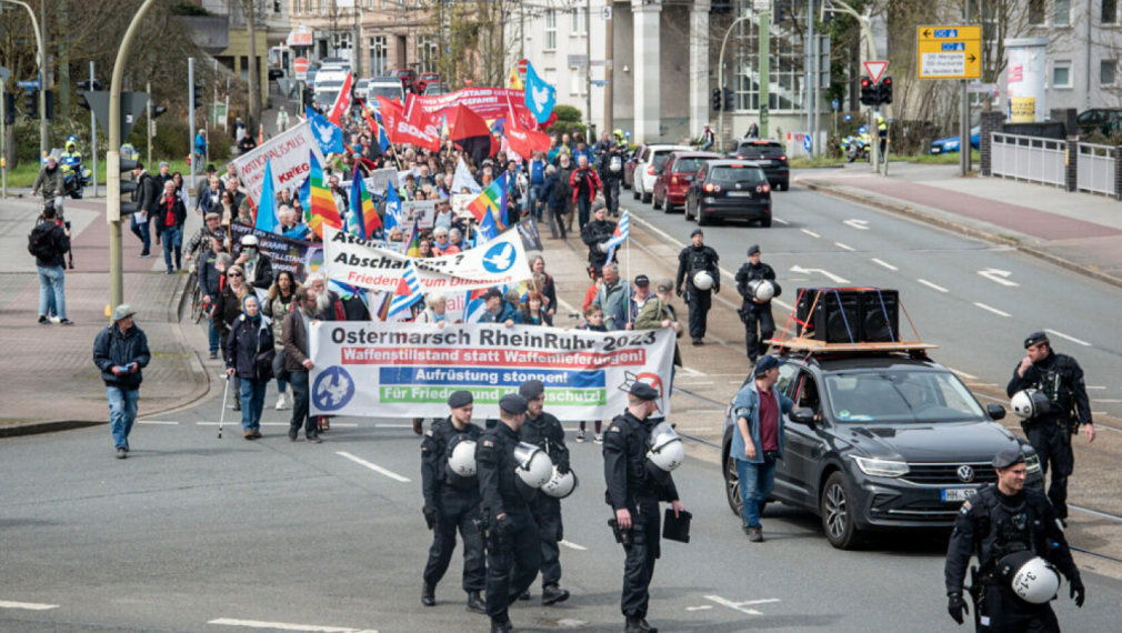 Многохилядно великденско шествие в Берлин срещу участието на Германия в украинския конфликт