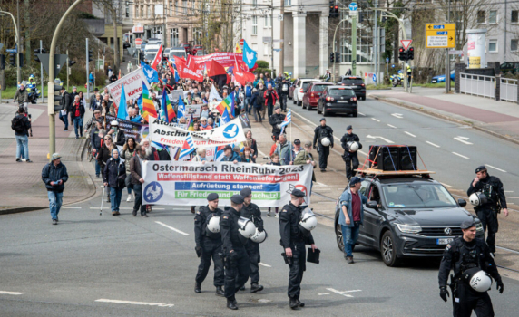 Многохилядно великденско шествие в Берлин срещу участието на Германия в украинския конфликт