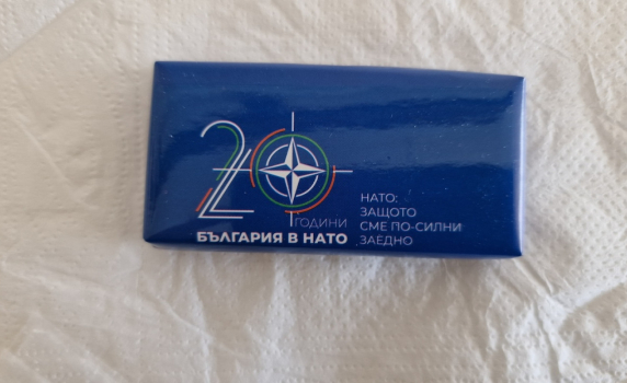 МО раздава детски шоколадчета „България 20 г. в НАТО“, а нови изтребители F-16 все още няма