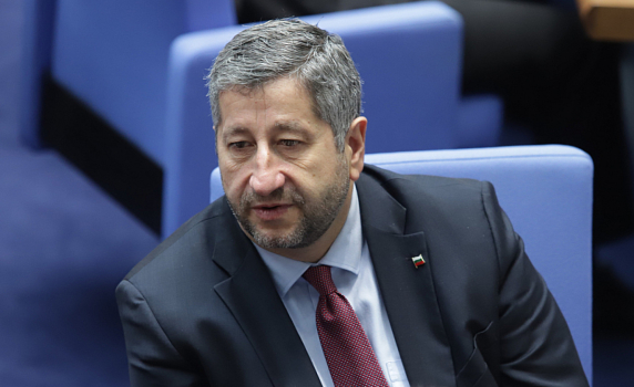 Христо Иванов първи се е подписал под промените за служебно правителство, но вчера каза, че не помни кой ги е предложил