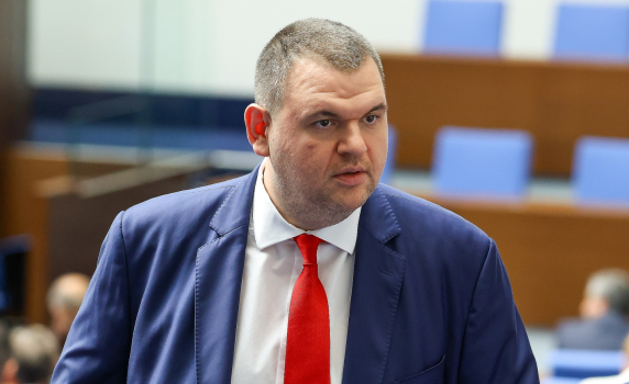 Пеевски: Ако някой от ДПС бъде поканен за министър в служебния кабинет, няма да приеме. Христо Иванов предложи промените за служебен кабинет