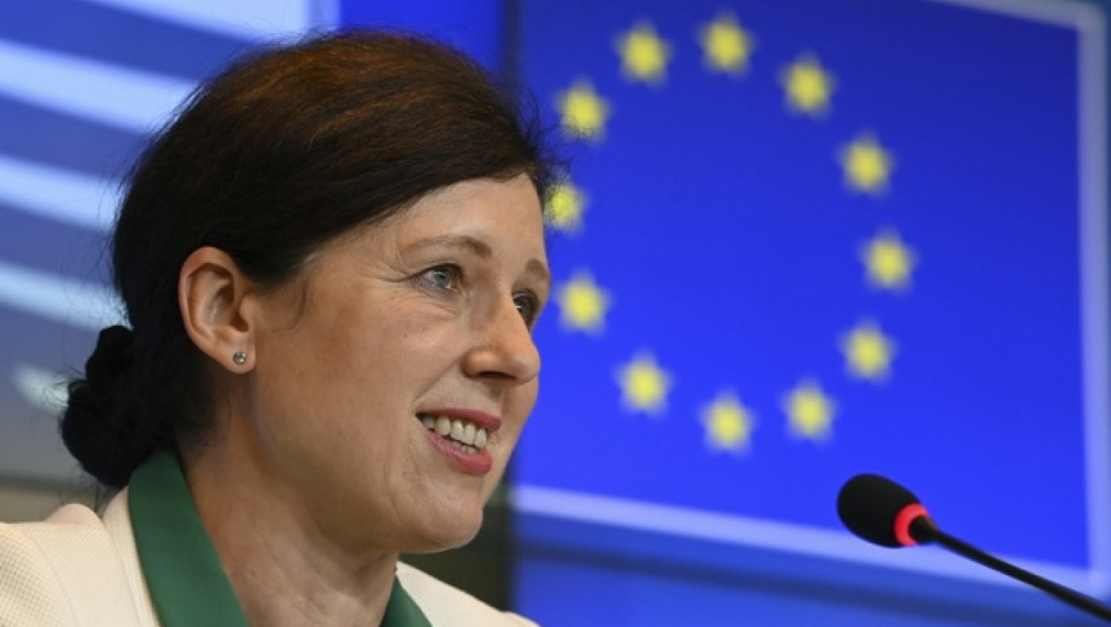 Еврокомисар Йоурова: Русия плаща на много повече политици и хора с влияние в ЕС, отколкото се знае