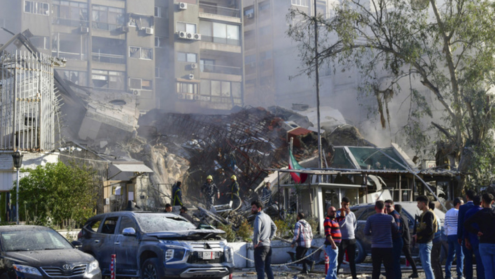 Разрушаната сграда на консулството на Иран в сирийската столица Дамаск,