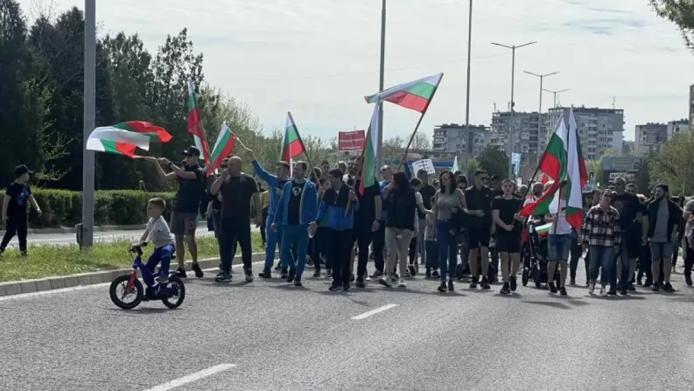 Жители на Харманли блокираха международния път Е-80 заради бежанския център в града