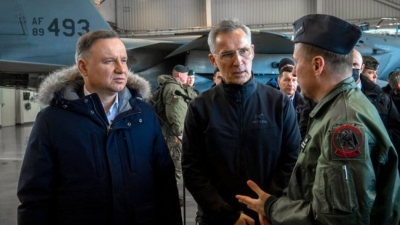 Полският президент Анджей Дуда ляво и генералният секретар на НАТО