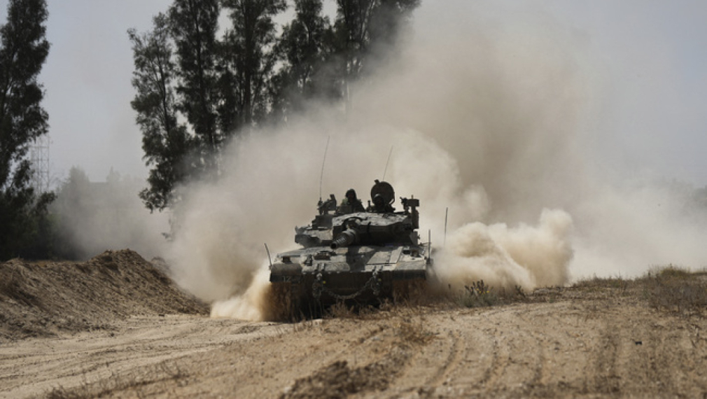 Израелски танк се придвижва близо до границата с ивицата Газа,