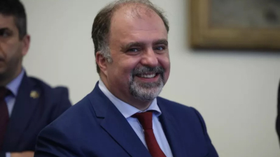 Министър Найден Тодоров уволни скандалния директор на фонд "Култура", финансирал бинго с драг шоу