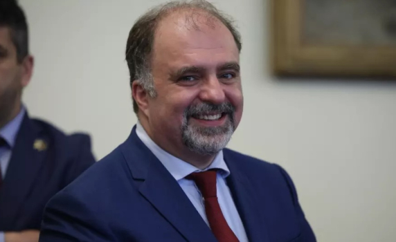 Министър Найден Тодоров уволни скандалния директор на фонд "Култура", финансирал бинго с драг шоу
