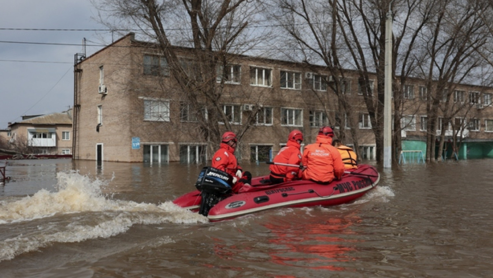В руския град Оренбург обявиха масова евакуация след покачване на нивото на река Урал