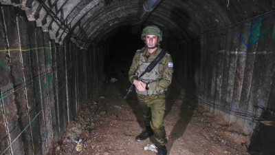 Израелският военен говорител контраадмирал Даниел Хагари говори от тунел използван