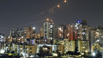 Израелската система за въздушна отбрана Железен купол поразява ракета изстреляна