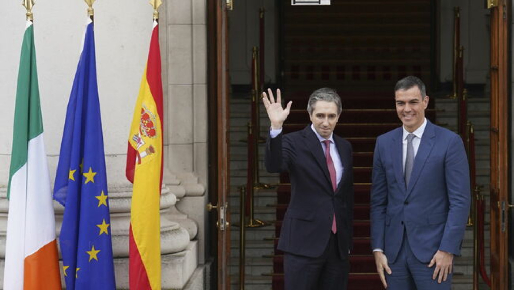 Ирландският премиер Саймън Харис (вляво) и испанският му колега Педро