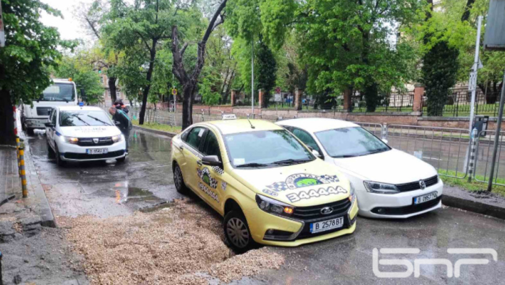 Два автомобила пропаднаха в центъра на Варна след проливния дъжд,