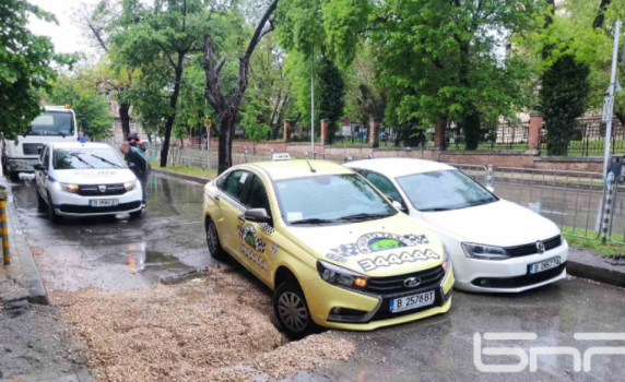 Автомобили пропаднаха в центъра на Варна след проливния дъжд