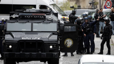 Полицията в Париж арестува мъж който по рано днес заплаши