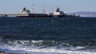 Кораби включително танкер за суров петрол Shun Tai се виждат