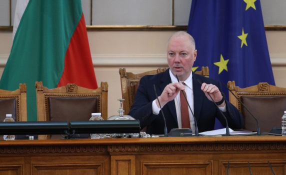 Парламентът събра кворум, гласува оставката на Желязков. ГЕРБ и ДПС напуснаха залата