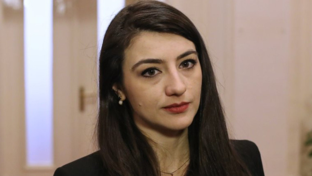 Следвайте Гласове в ТелеграмБиволъ във Фейсбук: Лена Бориславова наруши омертата и написала