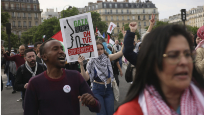 Пропалестински протестиращи участващи в първомайските протести във френската столица Снимка