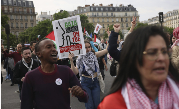 Сблъсъци между полицията и протестиращи в Париж по време на първомайските протести