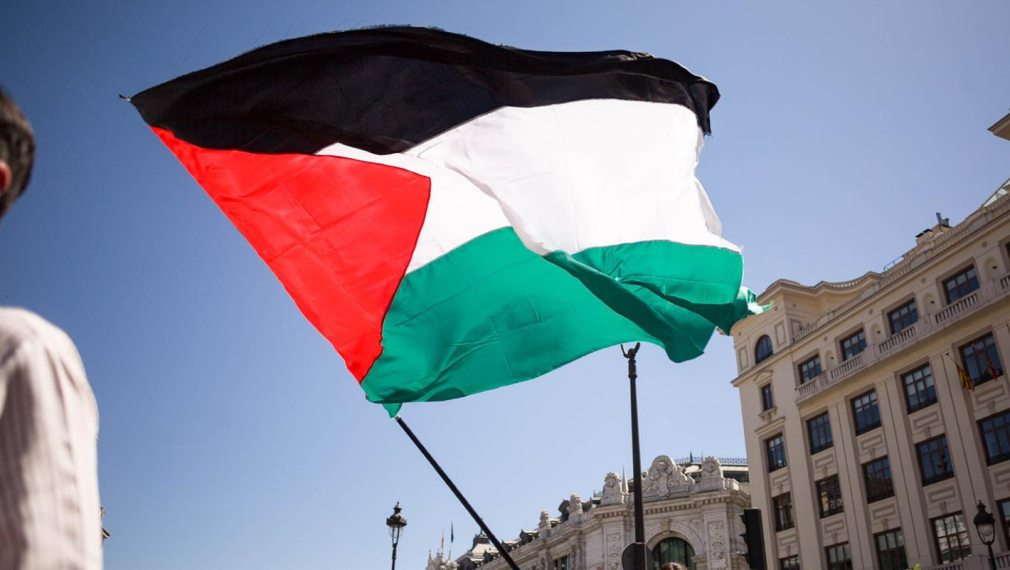 Палестинските знамена, както и политическите лозунги и символи ще бъдат
