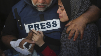 Журналистът от Ал Джазира Уаел ал Дахдух скърби до тялото