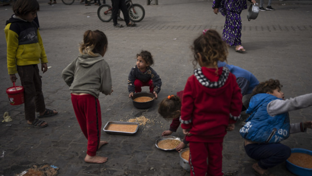 Палестински деца получават хранителни дажби в Рафах. Снимка: АП/Фатима ШбаирСветовната