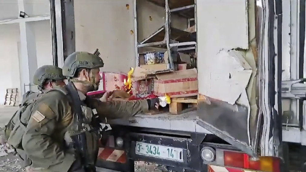 Военнослужещи от израелската армия палят пакети с хуманитарни помощи, предвидени