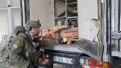 Военнослужещи от израелската армия палят пакети с хуманитарни помощи предвидени