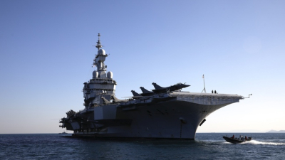 Флагманският самолетоносач на френските военноморски сили Шарл де Гол пристигна
