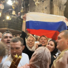 Вярващи развяха руското знаме в храма на Божи гроб в очакване на Благодатния огън