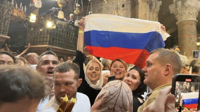 Група православни поклонници от Русия развяха за кратко руския флаг