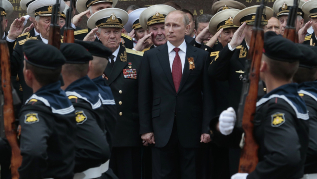 Руският президент Владимир Путин отбелязва Деня на победата - снимка: