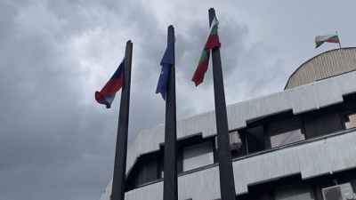 Кметът на Дупница развя руското знаме пред общината, от ДАНС го накарали да го свали