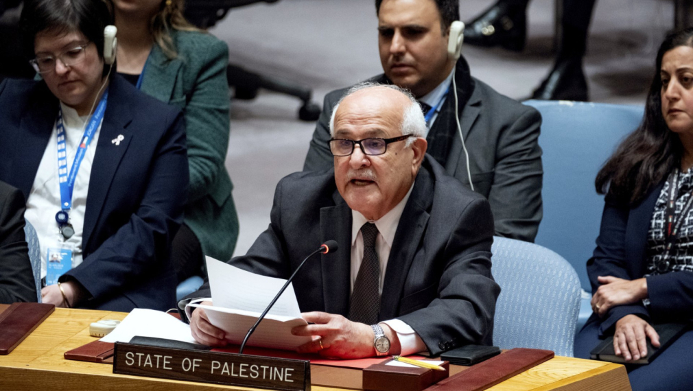 Палестинският посланик в ООН Рияд МансурОбщото събрание на ООН гласува