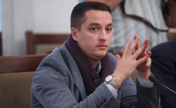 Син на депутата от ПП-ДБ Явор Божанков простреля с боен пистолет друго дете на частно парти в Арбанаси