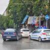 Кола катастрофира в колчетата на новата велоалея в центъра на София