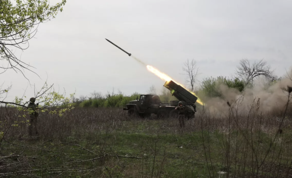 Интензивен руски огън предизвика прегрупиране на украинските войски източно от Харков