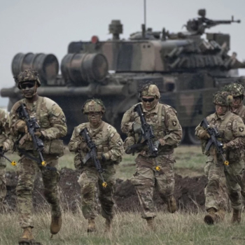 „Ню Йорк таймс“: НАТО е напът да изпрати войници в Украйна