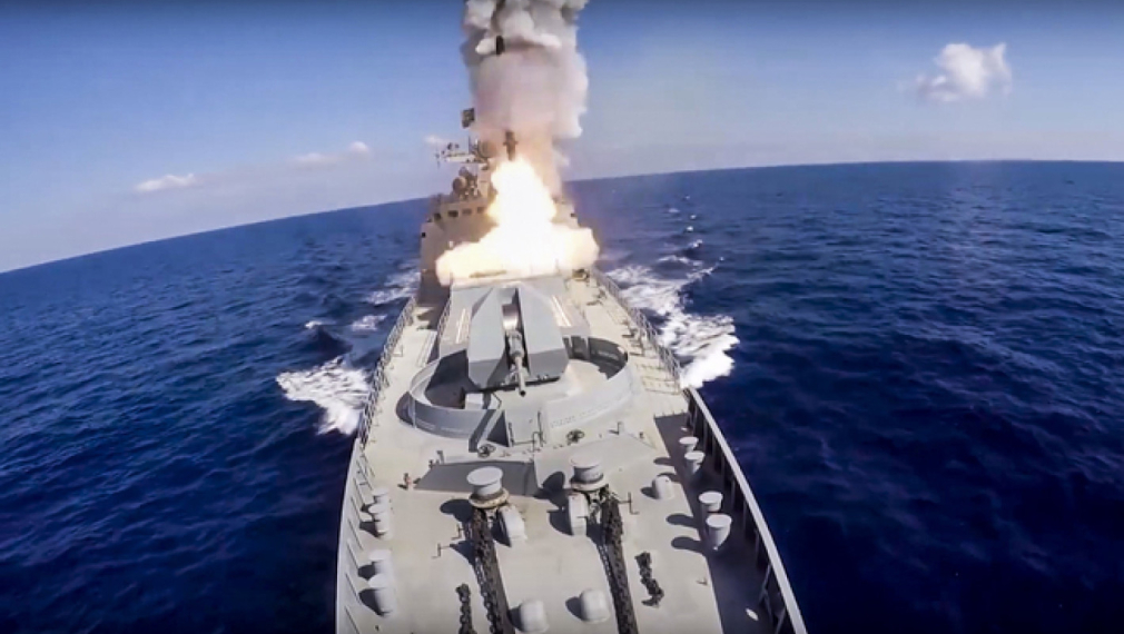 Украйна заяви, че е унищожила руски ракетен крайцер при удар по Крим