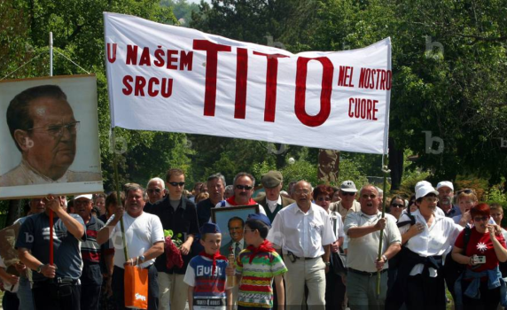 Над 10 000 сърби отбелязаха рождения ден на Тито: Той е по-необходим от всякога (видео)
