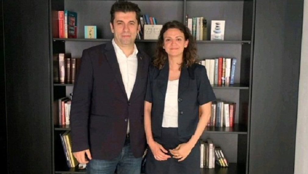 "Промяната" си поръча статия в "Политико" срещу Борисов и Пеевски. Приятелка на Кирил Петков я написа